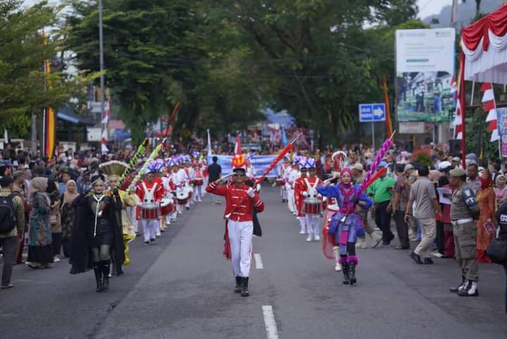 Peserta pawai alegoris pada puncak rangkaian peringatan HUT Kemerdekaan RI ke. 78 dilaksanakan Pemko Padang Panjang, Sabtu (19/8/2023).